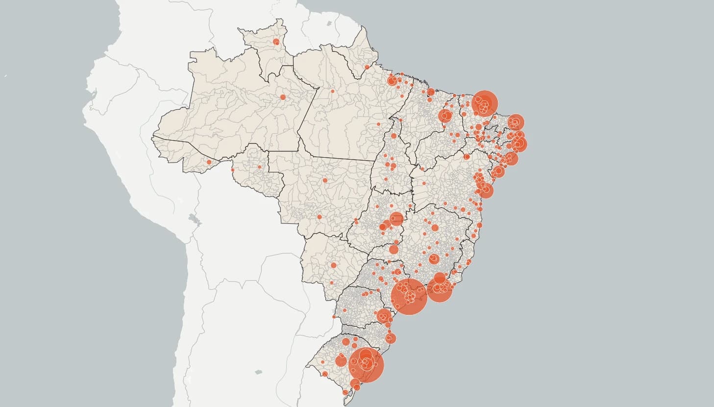 Mapa do Brasil com círculos proporcionais ao número de cozinhas solidárias registradas por município, com as maiores concentrações no Sudeste, no litoral do Nordeste e no Sul.